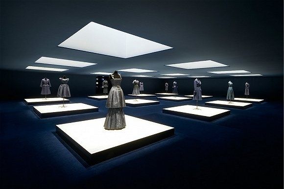 Dior在上海办了一场没有模特的时装秀，你怎么看？